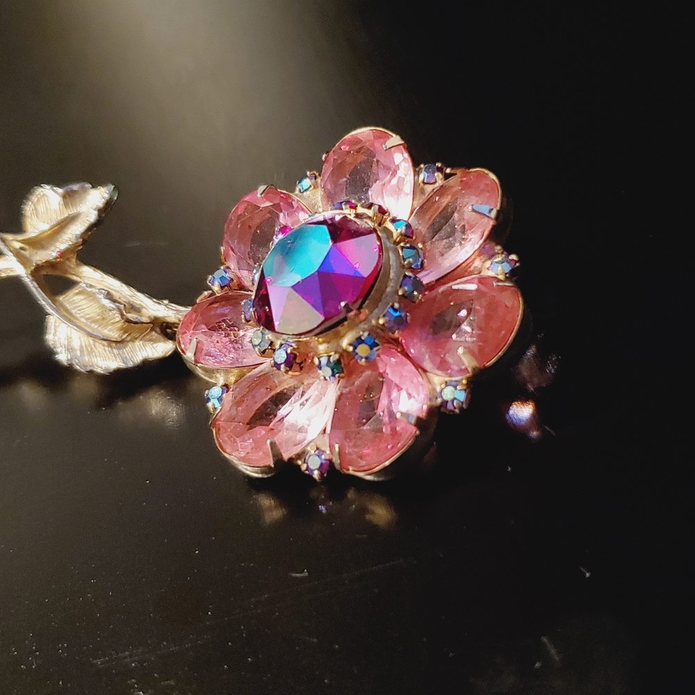 Vintage Crystal Brooch Large Floral Aurora Borealis Crystals Pink Purple Gold - Picture 6 of 10